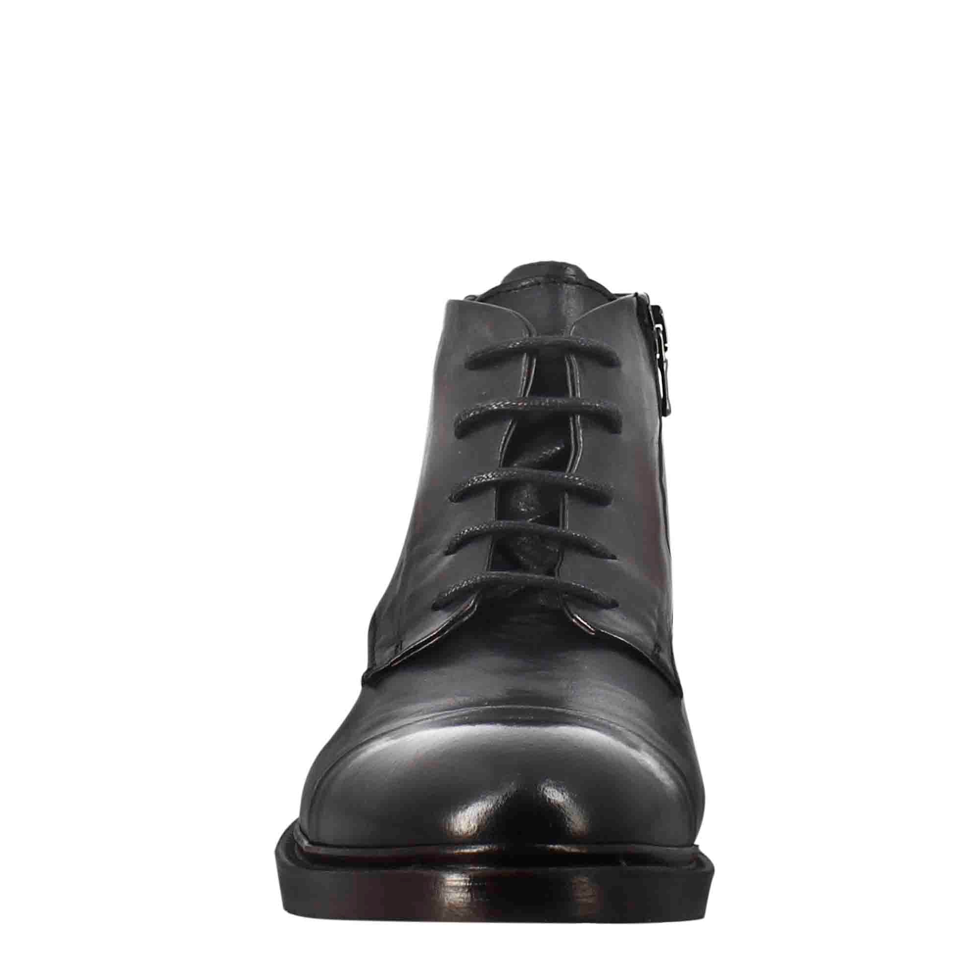 Medium diver men's amphibious boot in washed leather