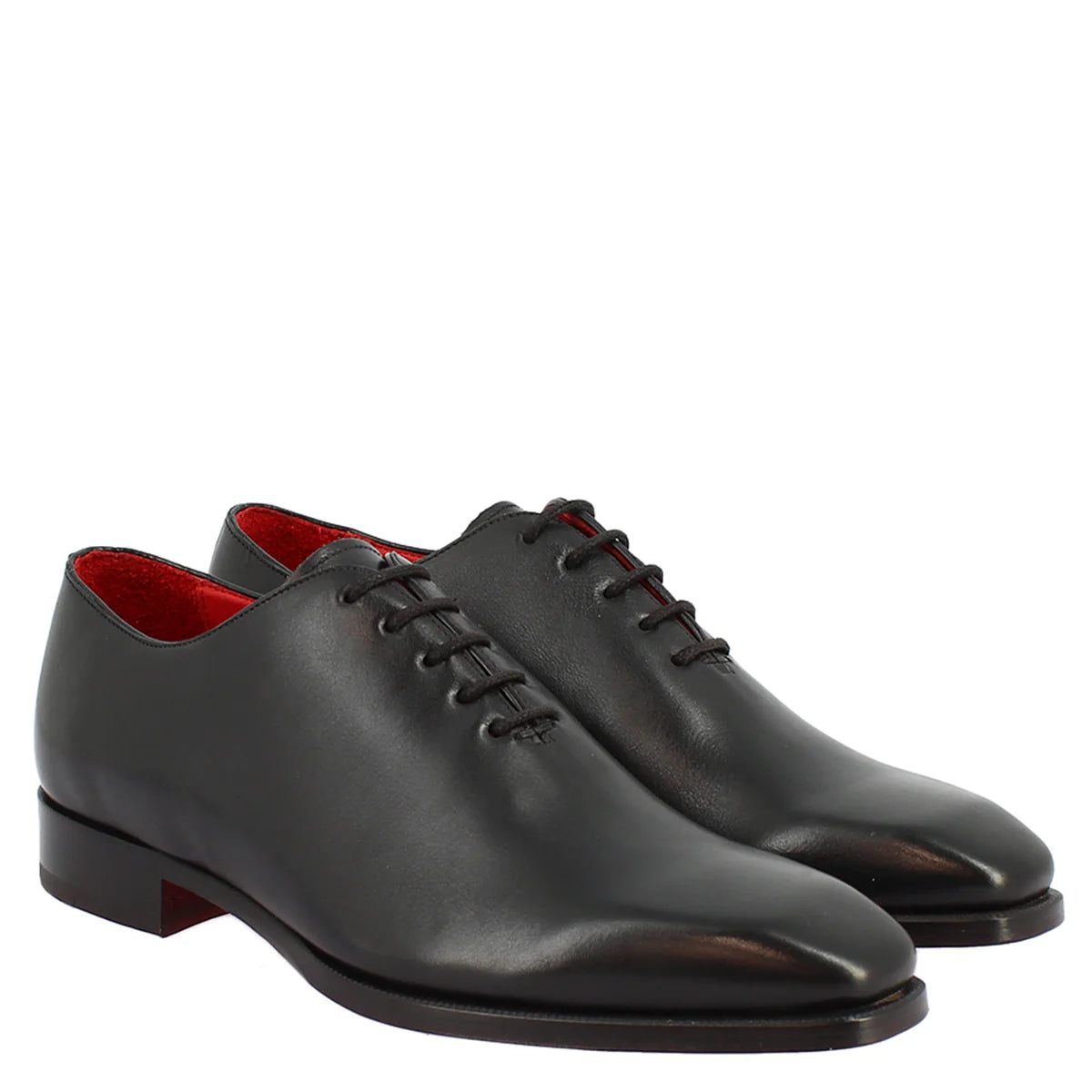 Handmade lace-up shoes in black leather